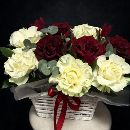 Корзина с  французскими розами «Классика контраста»