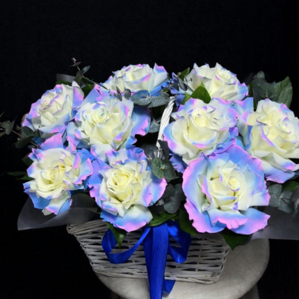 Корзина из радужных французских роз «Лазурные грезы»